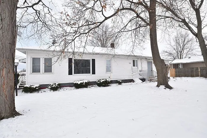 3 bed, 1.0 bath, 1008 sqft, $119,500 — Photo 2