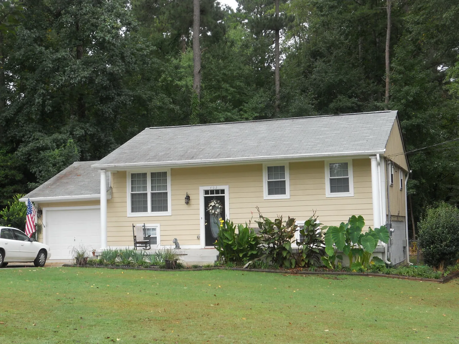 4 bed, 2.0 bath, 2217 sqft, $2,500 — Photo 1