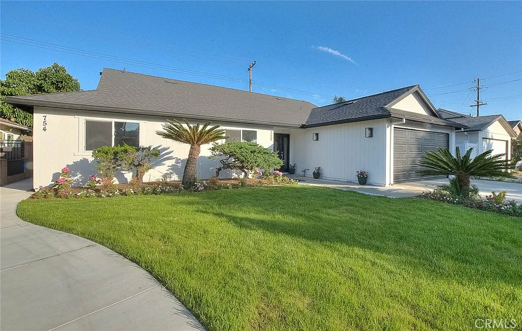 3 bed, 2.0 bath, 1020 sqft, $3,200 — Photo 2