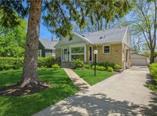 235 Nordica Ave, Glenview, IL 60025