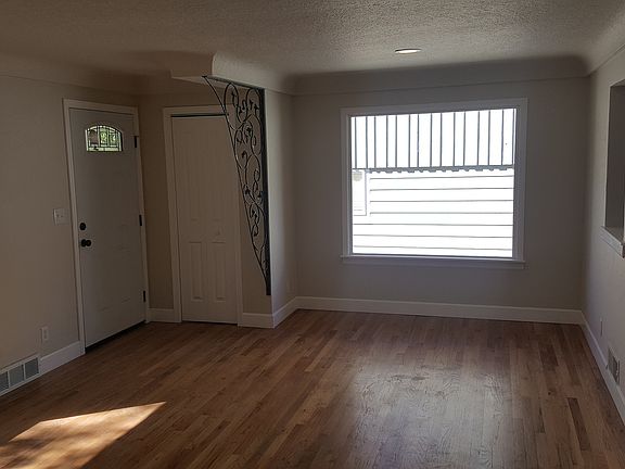 3rd image of 3204 W Hoffman Ave