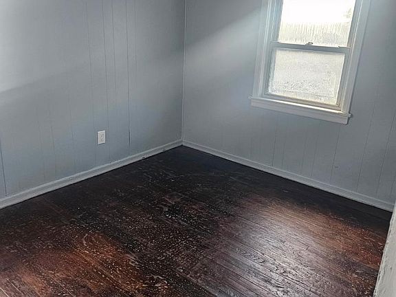 3rd image of 854 51st St NE