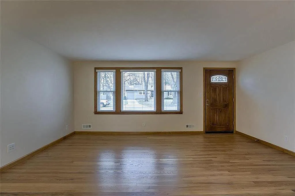 8819 W 82nd St — Photo 3