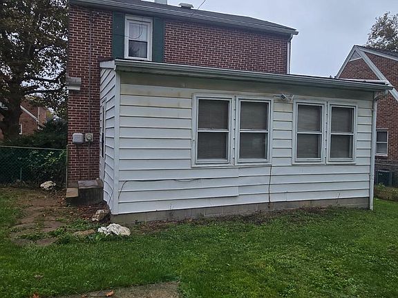 4th image of 995 Hill St