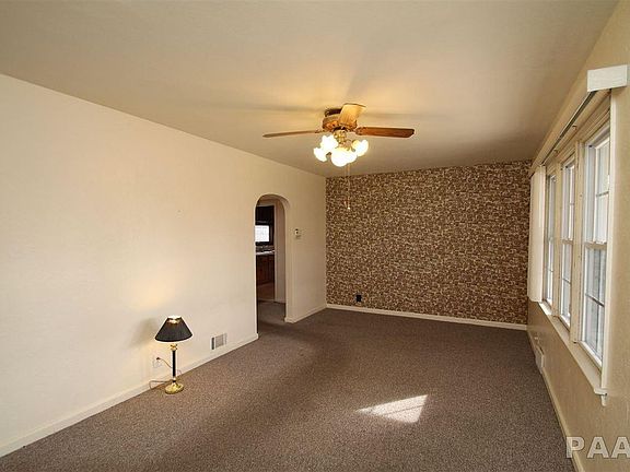 3rd image of 1011 W Shenandoah Dr