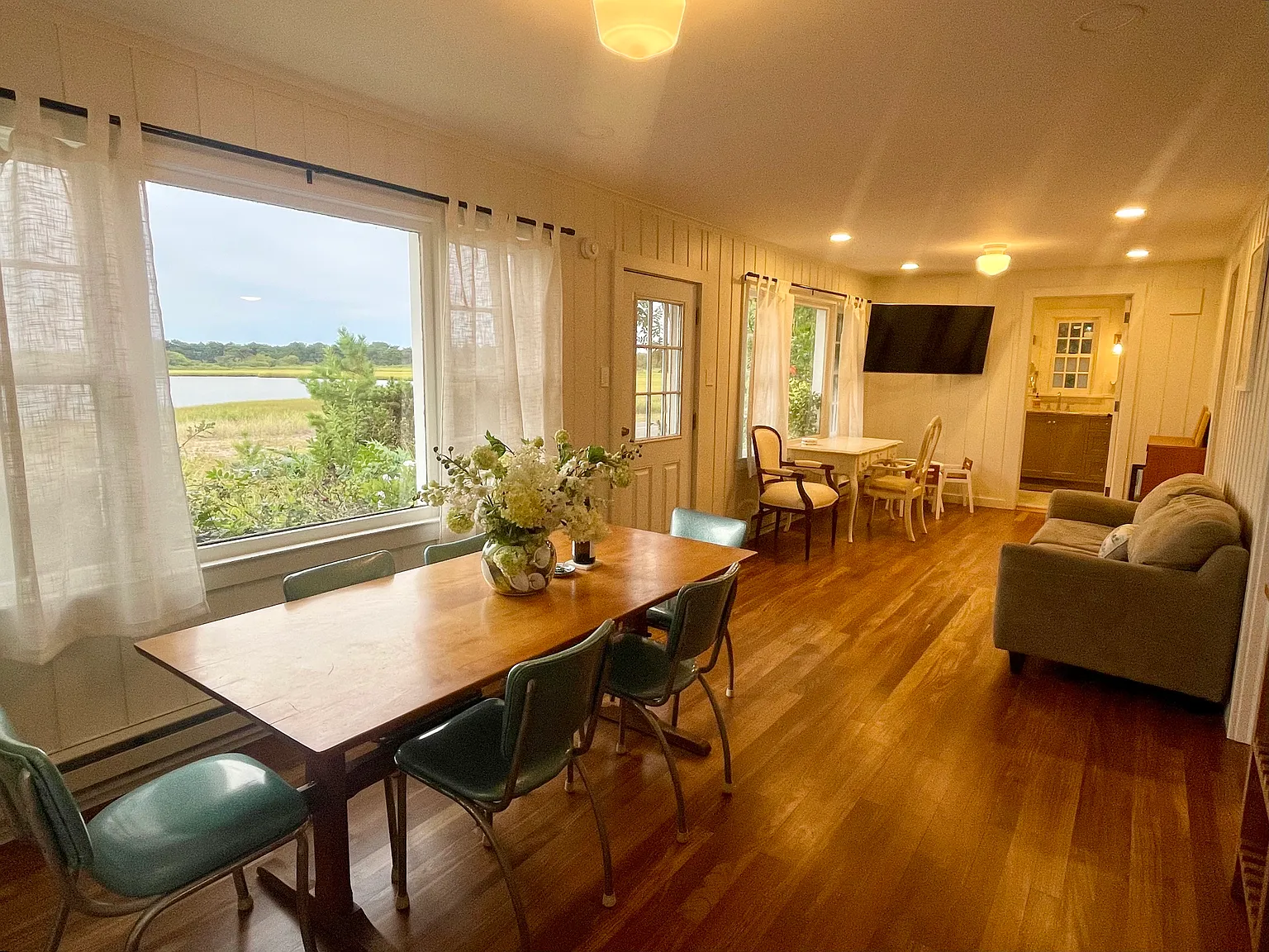 Peaceful Waterfront Cottage in Lazy Point — Photo 4