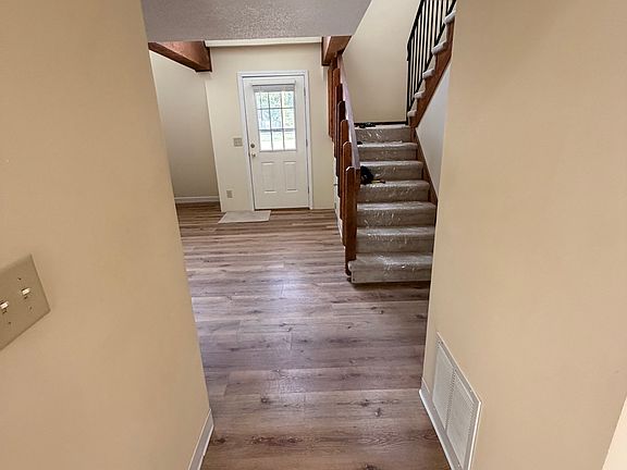 4th image of 419 W Cherokee Dr #429