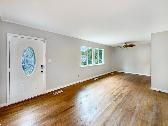 3rd image of 1117 Cranbrook Dr