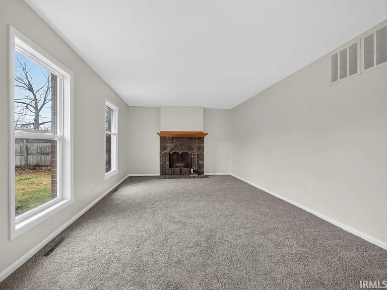 924 E Washington Center Rd — Photo 26
