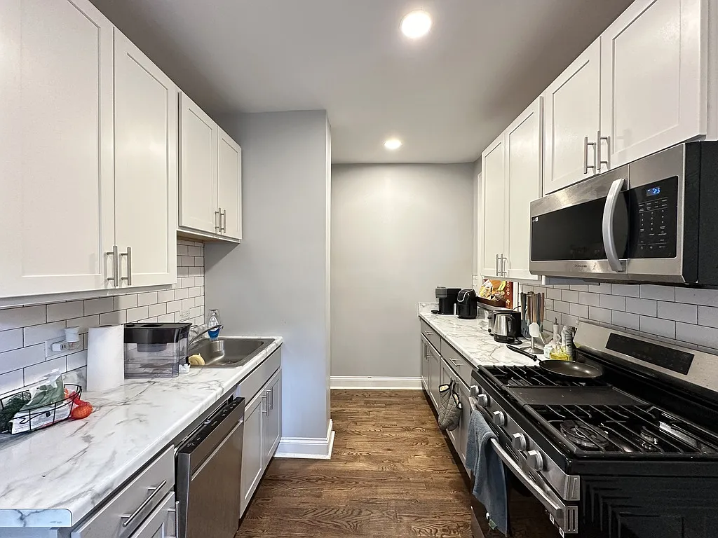 Attractive 3 Bed, 2 Bath at Lakewood + Rosemont (Rogers Park) — Photo 2