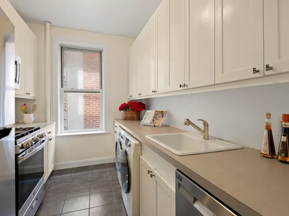 210 East 17th Street 3D image 3 of 11