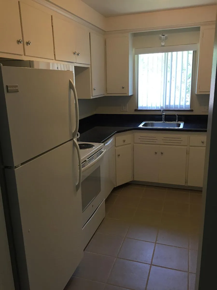 Kitchen with granite countertops - 1825 Gardenia Ave #4