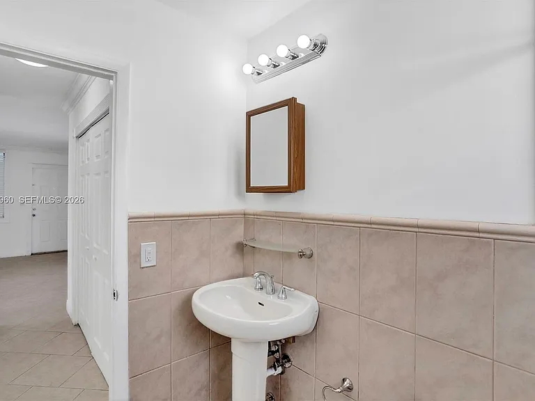 713 Collins Ave #42 — Photo 31