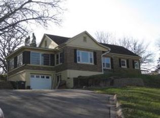 2366 N 10th St, Clinton, IA 52732