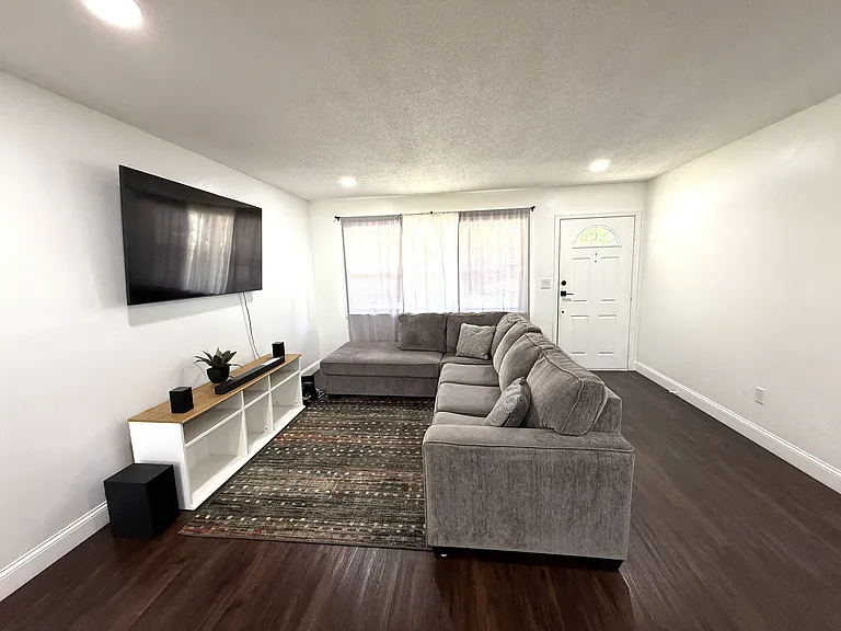 668 Hampton Dr NE — Photo 6