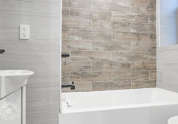 5th image of 565 Saint Johns Pl APT 1R