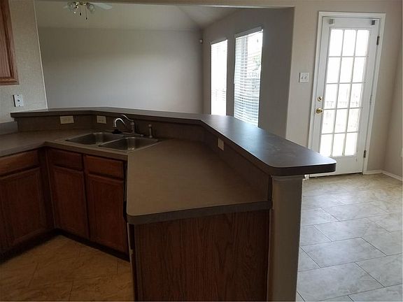 4th image of 901 Raenae Dr