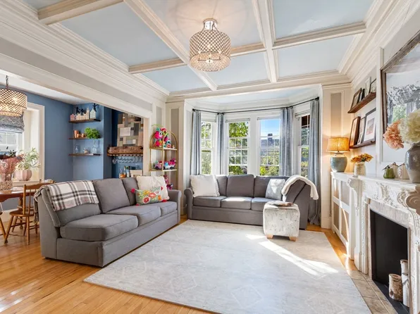 569 Franklin St APT 1, Melrose, MA 02176