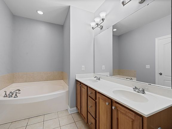 5th image of 1104 Palace Garden Way