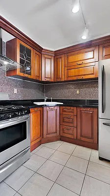 Rented by Hooli Homes New York Inc | media 18