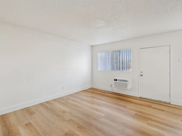 Bella Vista Apartments — Photo 20