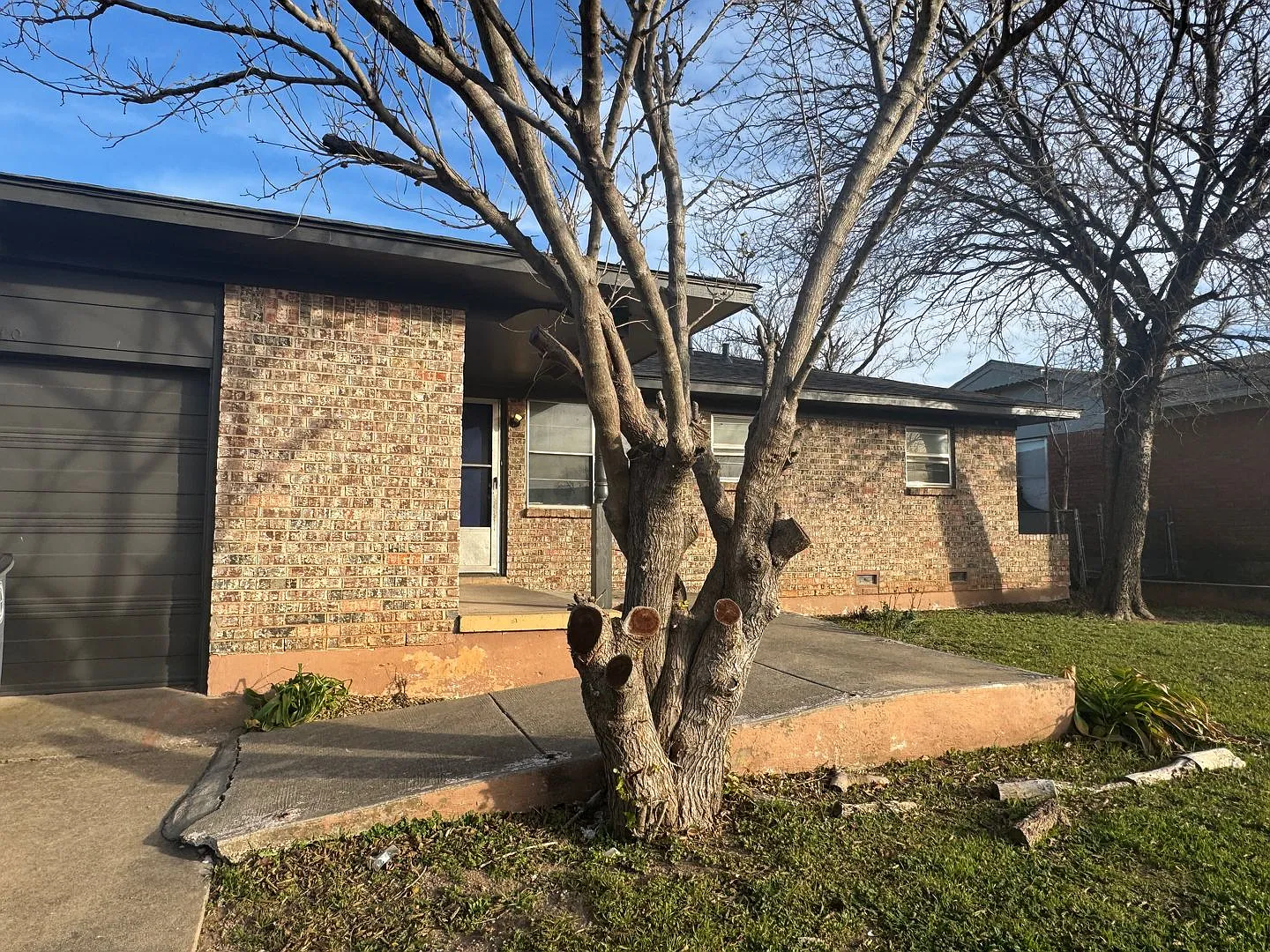 3310 SW Salinas- Available now! — Photo 1