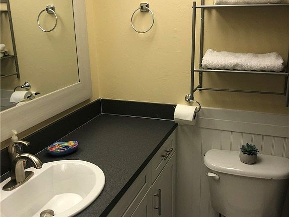5th image of 1031 SE 9th St APT 4