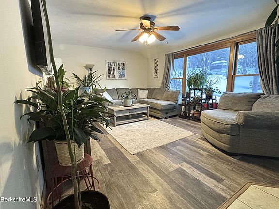 4th image of 8 Frederick Ln