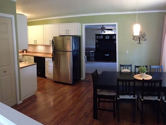 Eat in kitchen, new flooring