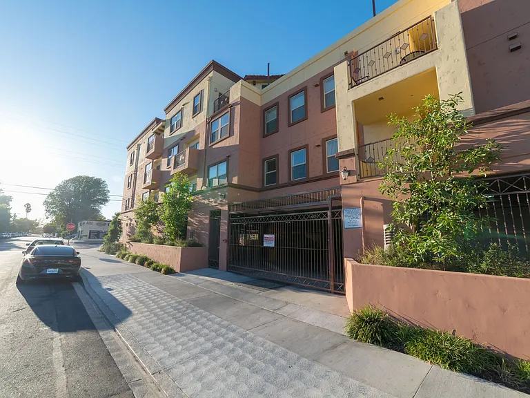 Now Leasing @ Archwood Court Apartments — Photo 2