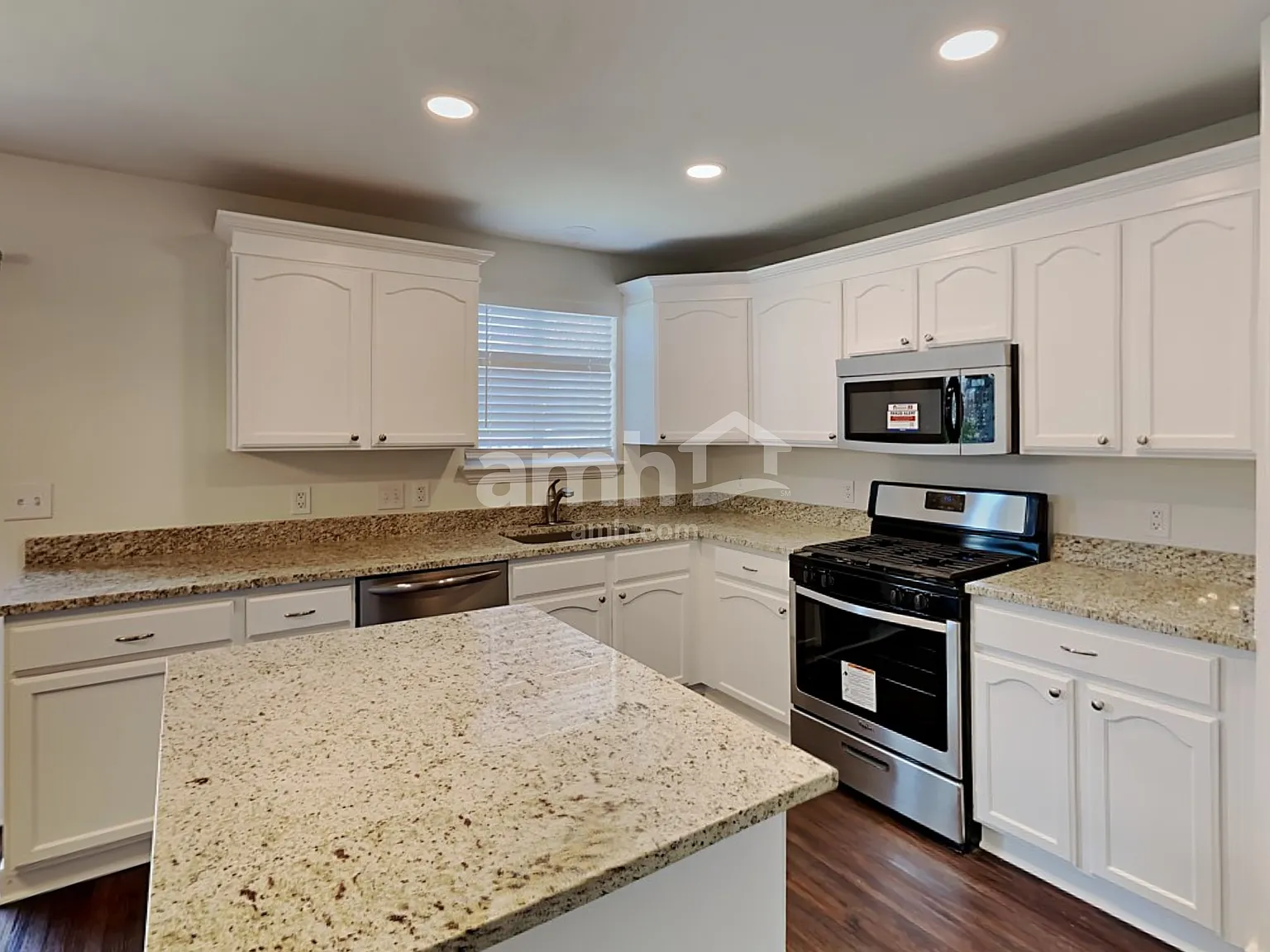 4 bed, 2.5 bath, 2714 sqft, $2,500 — Photo 3