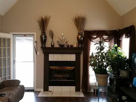 Vaulted ceiling in living ro