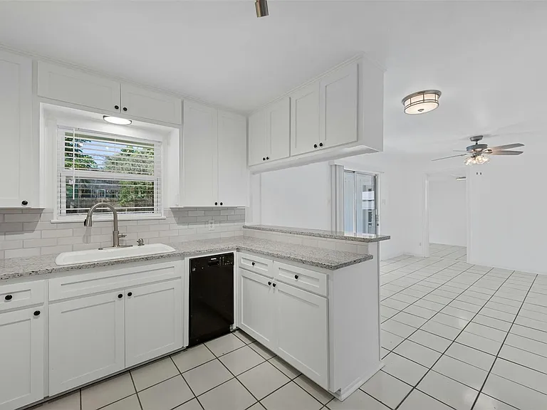 2409 Devonshire Dr — Photo 9