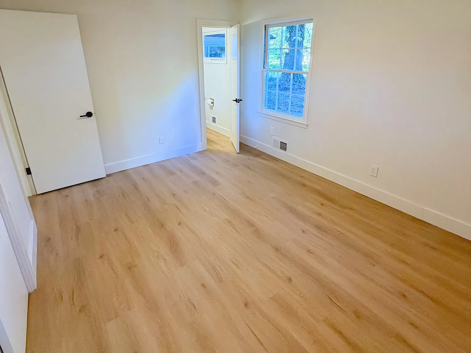 4 bed, 1.5 bath, 1563 sqft, $2,545 — Photo 3
