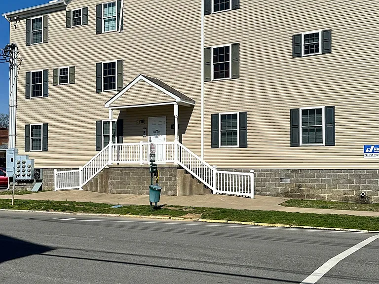 Beautiful Apartment Near Campus — Photo 1