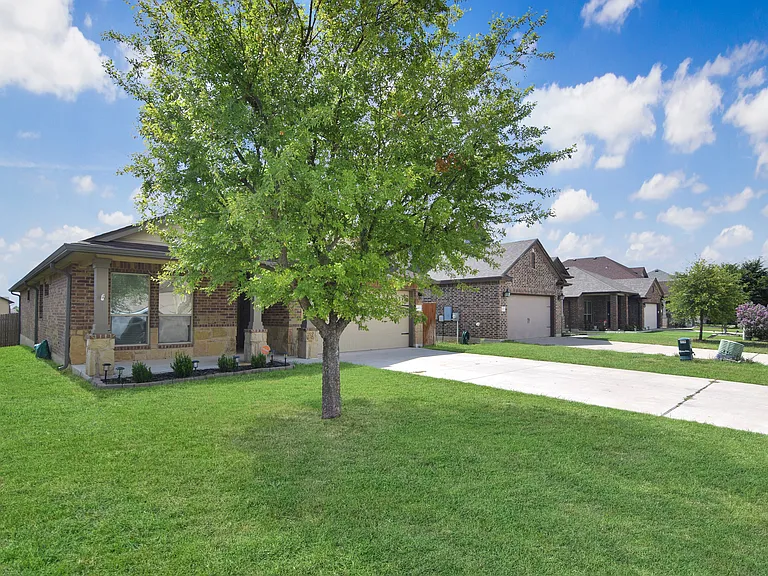 1411 Amber Dawn Dr — Photo 3