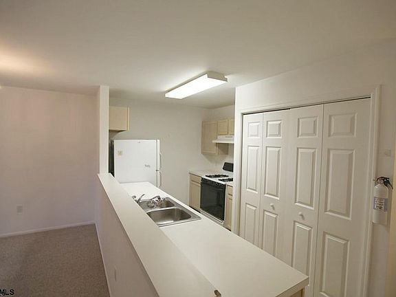 4th image of 5 E Woodland Ave