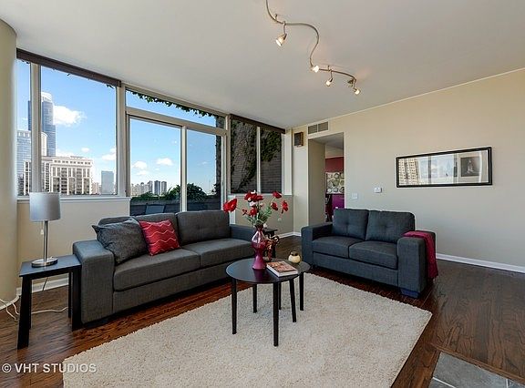 3rd image of 1515 S Prairie Ave Unit 1314