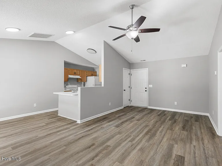130 Sweetwater Dr — Photo 3