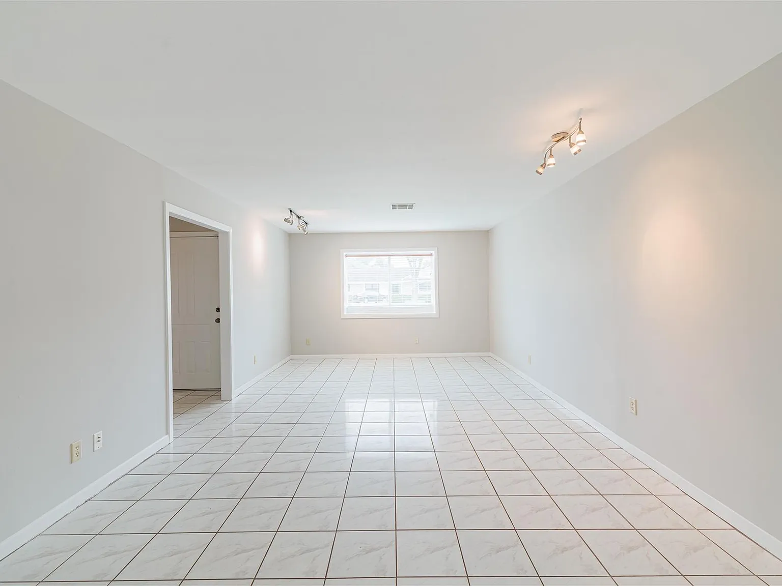 3 bed, 2.0 bath, 1543 sqft, $3,100 — Photo 2