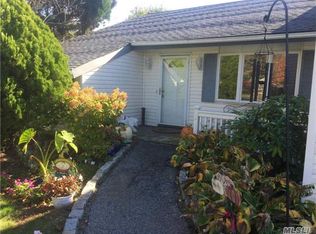 2 Party Dr, Bellport, NY 11713