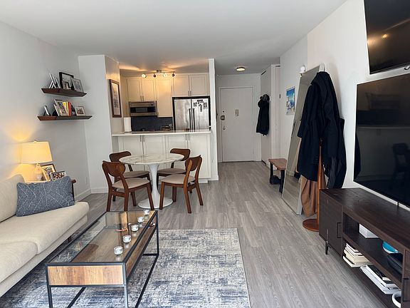 3rd image of 1 Irving Pl APT V7f