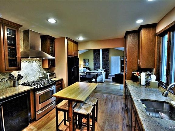 3rd image of 33 Midland Ave