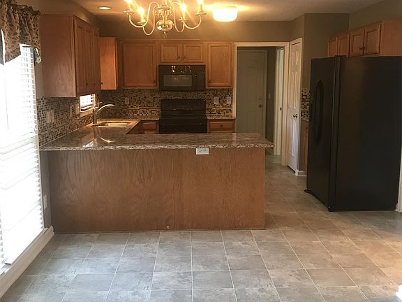 Kitchen w/Breakfast Area