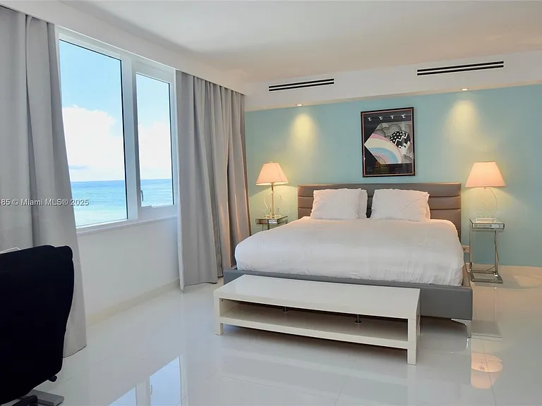 2301 Collins Ave #815/814 — Photo 2