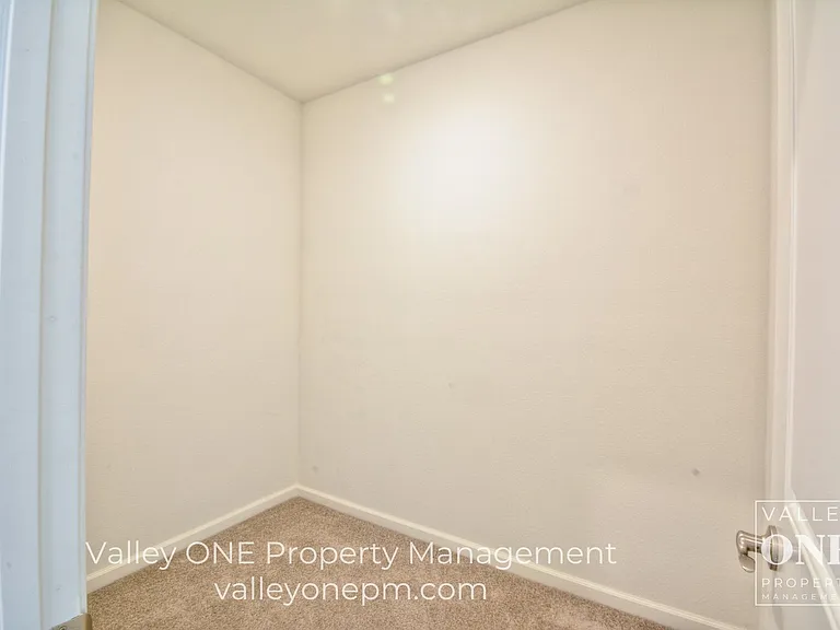933 Tipton Ln — Photo 11