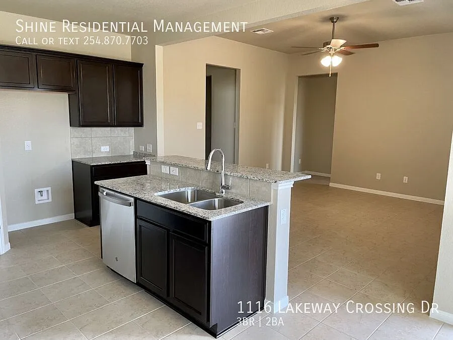 Cozy 3 bedroom home close to shopping & schools — Photo 3