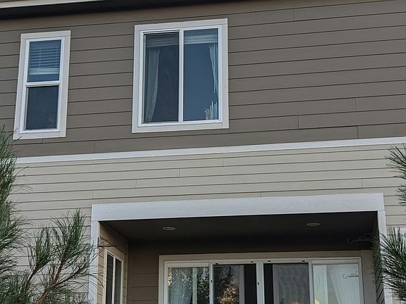 Covered side patio with no neighbor