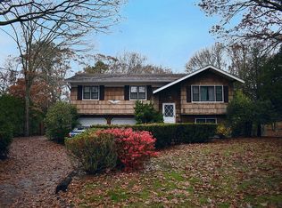 3 Riverdale Dr, Hampton Bays, NY 11946