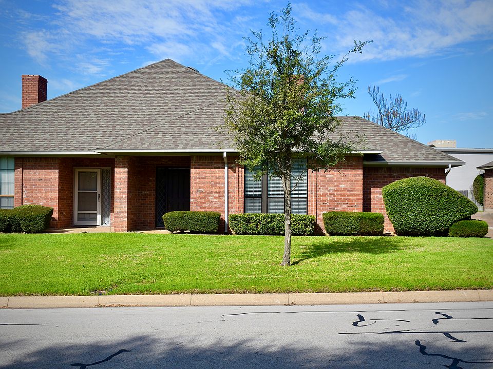 5300 Ledgestone, 2 bedroom/ 2 bathroom duplex with 2 car garage, private driveway and private patio with fenced yard.